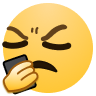 皱眉看手机